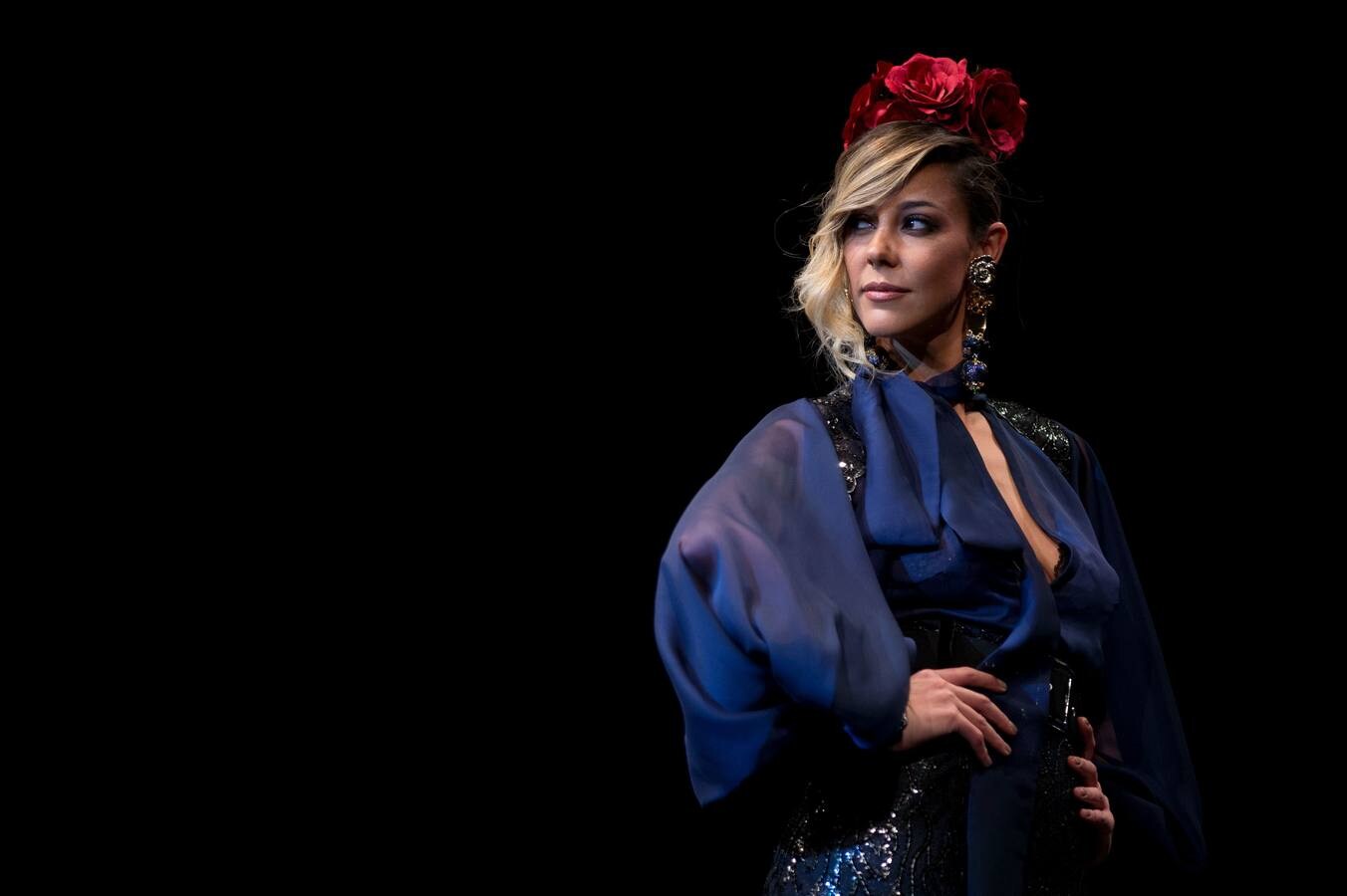 Varias modelos desfilan dentro del salón internacional de moda flamenca SIMOF, en Sevilla, que este año celebra su 25 aniversario.