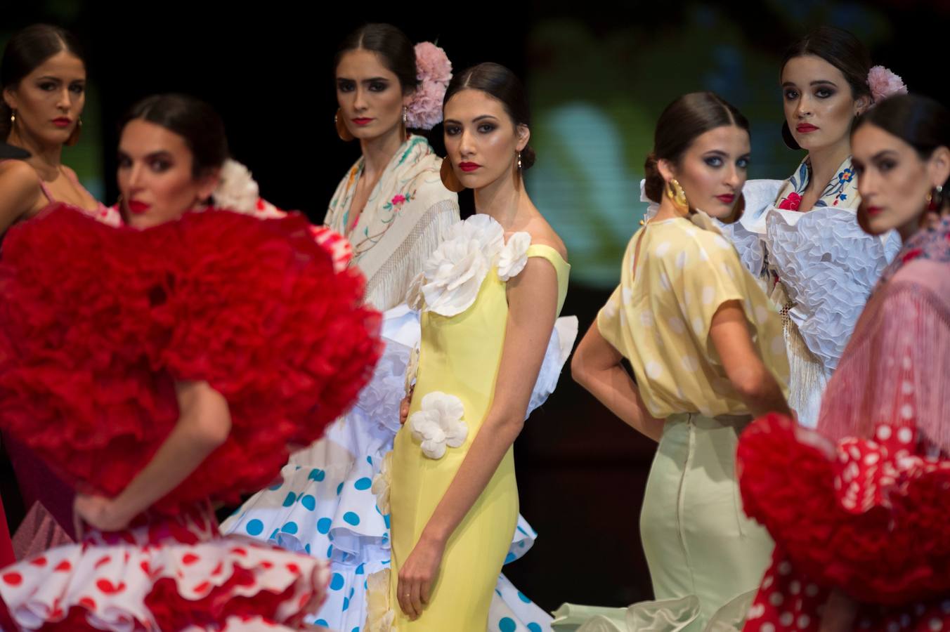 Varias modelos desfilan dentro del salón internacional de moda flamenca SIMOF, en Sevilla, que este año celebra su 25 aniversario.