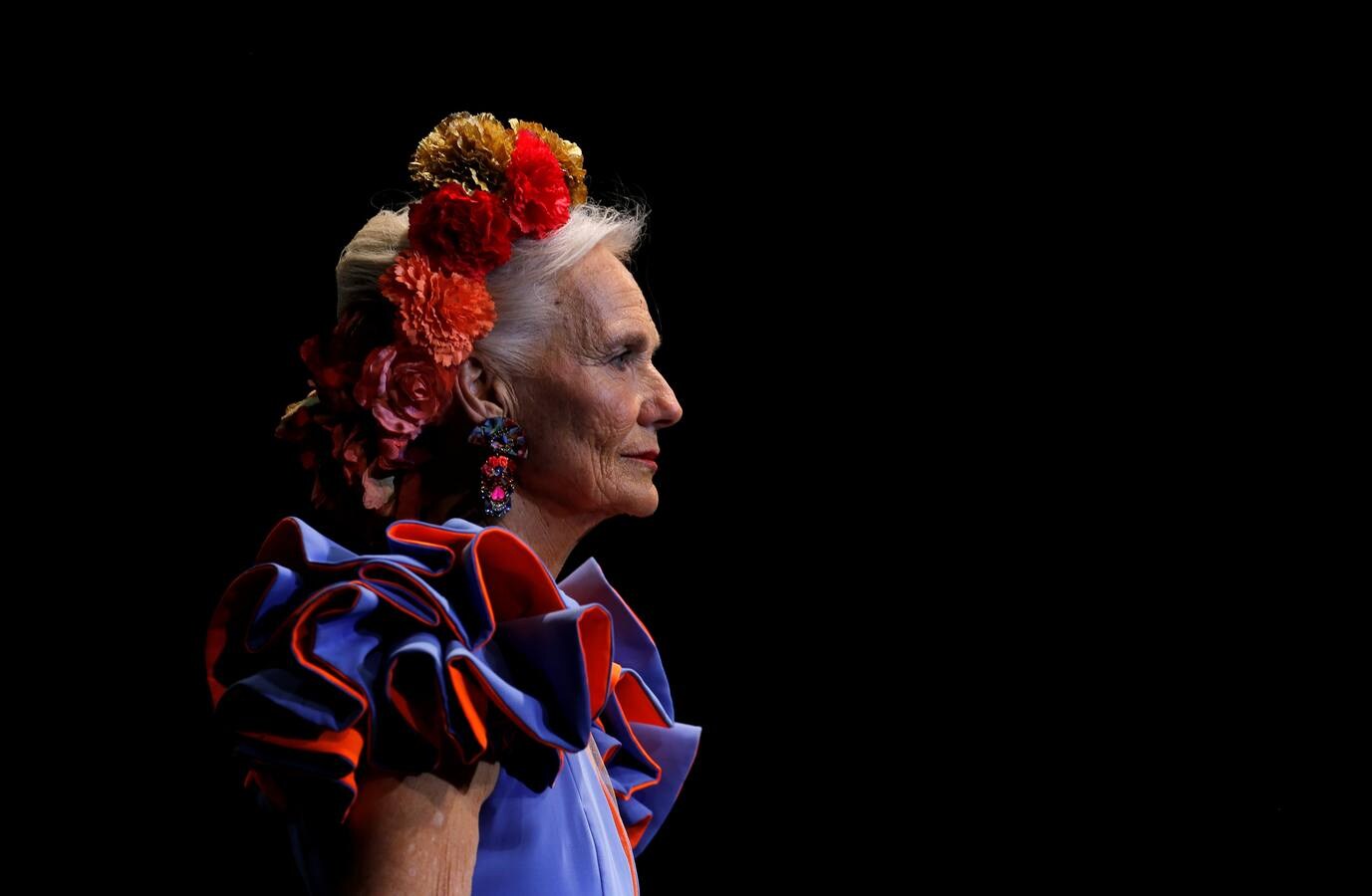 Varias modelos desfilan dentro del salón internacional de moda flamenca SIMOF, en Sevilla, que este año celebra su 25 aniversario.