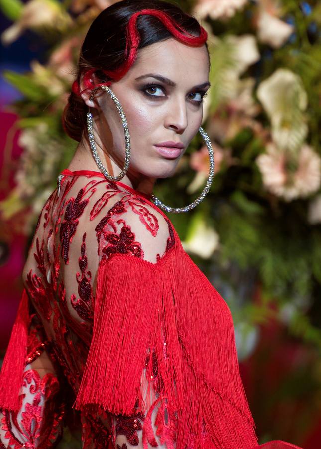 Varias modelos desfilan dentro del salón internacional de moda flamenca SIMOF, en Sevilla, que este año celebra su 25 aniversario.