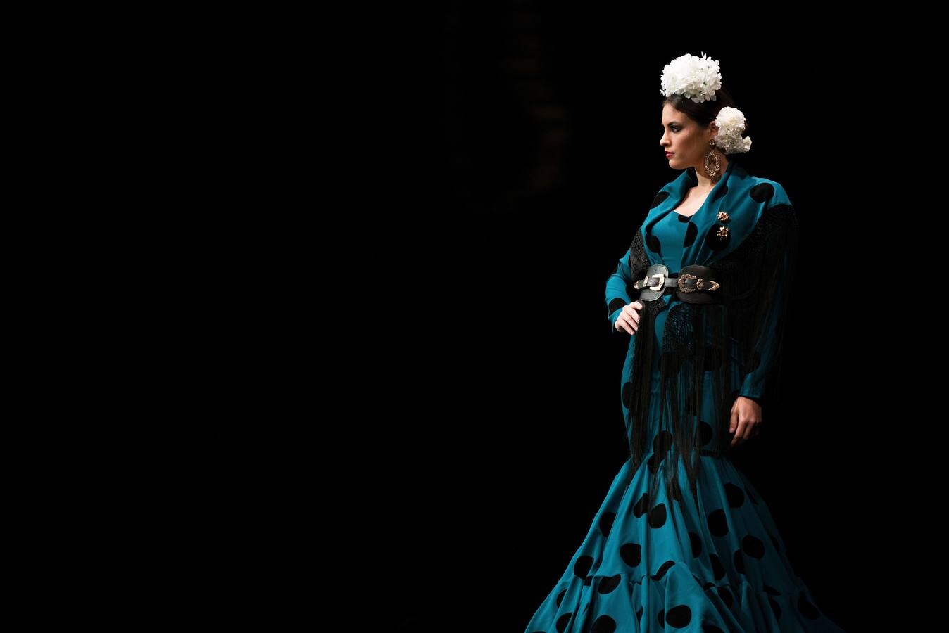 Varias modelos desfilan dentro del salón internacional de moda flamenca SIMOF, en Sevilla, que este año celebra su 25 aniversario.