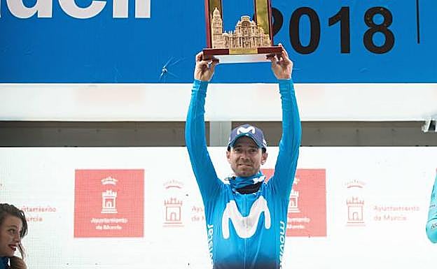 Valverde levanta el trofeo de segundo clasificado en la Vuelta a Murcia 2018.