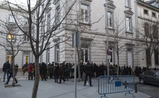 Público esperando en un lateral del Tribunal Supremo para acceder al juicio del 'procés'.