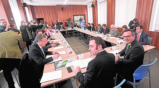 Diego Conesa y el ingeniero jefe Juan Tébar, ayer, con la comisión del soterramiento. A la derecha, Díez de Revenga. 