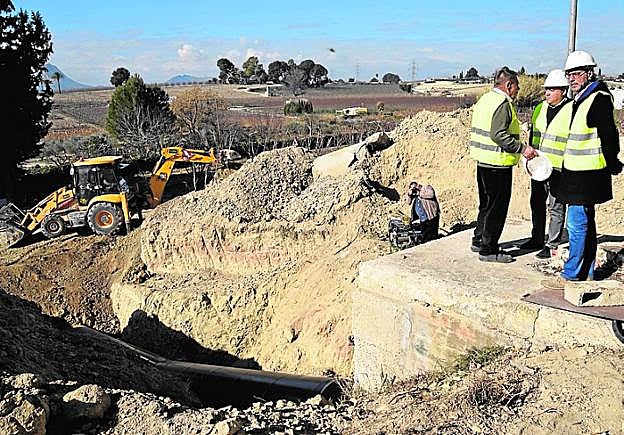 Visita del alcalde ciezano a las obras de recanalización. 