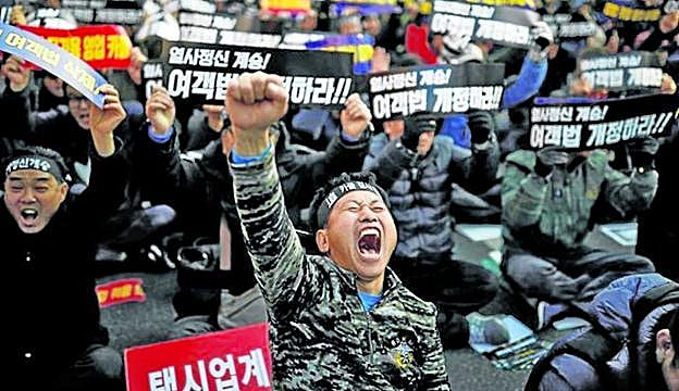 Protesta de taxistas surcoreanos tras el suicidio de uno de sus compañeros para denunciar la competencia de los vehículos con conductor. reuters
