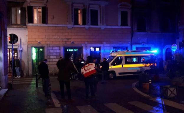 Policías y sanitarios, tras la pelea en el centro de Roma. 
