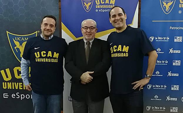 José Parrilla, coordinador de proyectos de GGTech, José Luis Mendoza, presidente de la UCAM, y Mark Candella, director de Alianzas Estratégicas de Twitch, en la presentación del acuerdo entre la UCAM y Twitch.