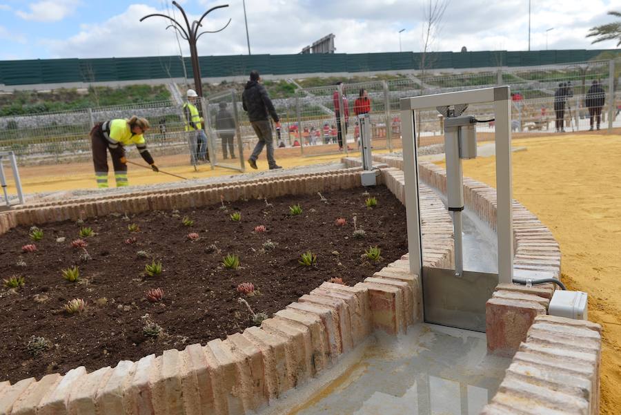 Será el primero en incorporar las nuevas tecnologías. Se ha recuperado la acequia de La Arboleja para escenificar el sistema de riego tradicional, cuenta con más de 500 árboles y 6.000 especies florares, y abrirá las 24 horas del día