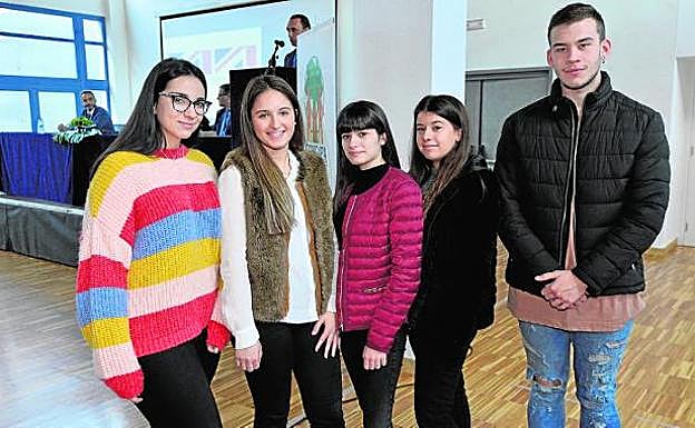  Los alumnos Paula Abellán, Alicia Palazón, Irene Campillo, Natalia Escavy y Jesús López. 