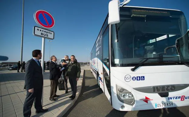 Imagen de uno de los autobuses que conectan el aeropuerto de Corvera con los destinos turísticos de la Región. 