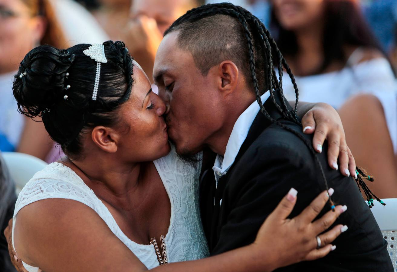 Las autoridades de Managua celebraron este jueves una fiesta a 250 parejas que contrajeron matrimonio civil en una boda colectiva con motivo del Día de San Valentín. 