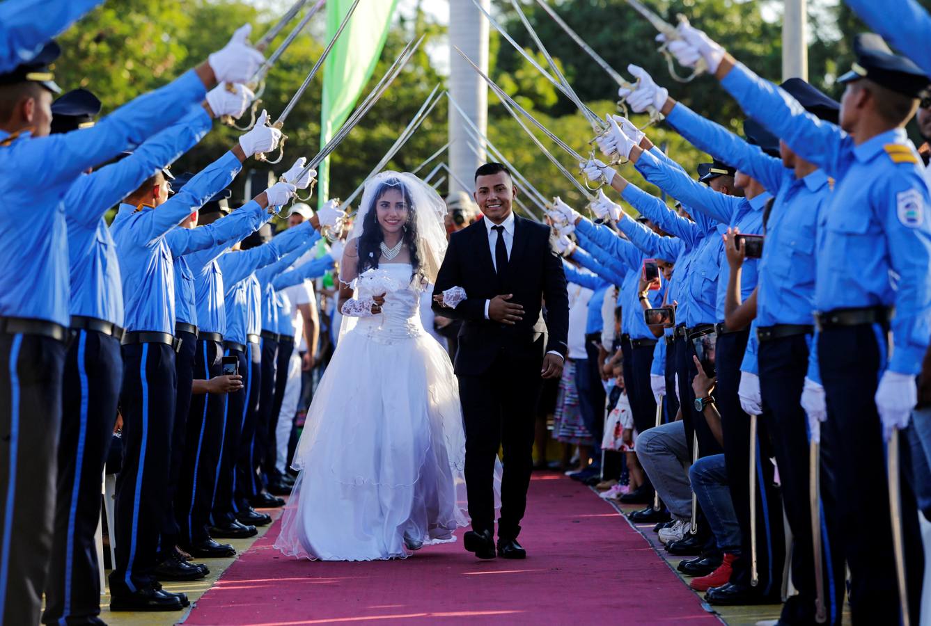 Las autoridades de Managua celebraron este jueves una fiesta a 250 parejas que contrajeron matrimonio civil en una boda colectiva con motivo del Día de San Valentín. 