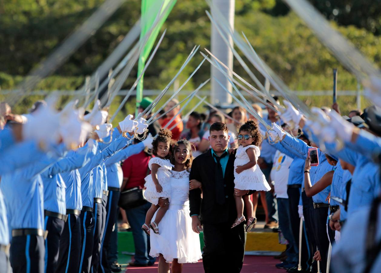 Las autoridades de Managua celebraron este jueves una fiesta a 250 parejas que contrajeron matrimonio civil en una boda colectiva con motivo del Día de San Valentín. 