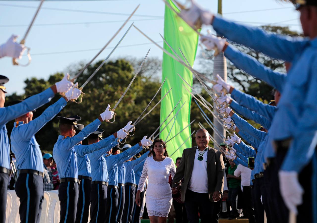 Las autoridades de Managua celebraron este jueves una fiesta a 250 parejas que contrajeron matrimonio civil en una boda colectiva con motivo del Día de San Valentín. 