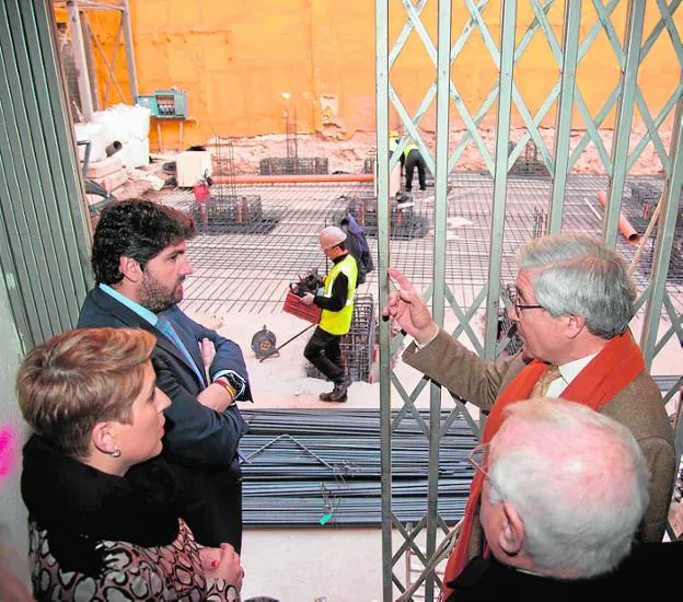 López Miras y Arroyo escuchan las explicaciones del arquitecto Francisco Marín sobre las obras, ante Vera. 