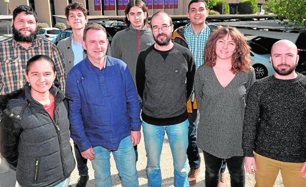 Sonia Jerez, a la derecha, con compañeros de la Facultad de Química. 