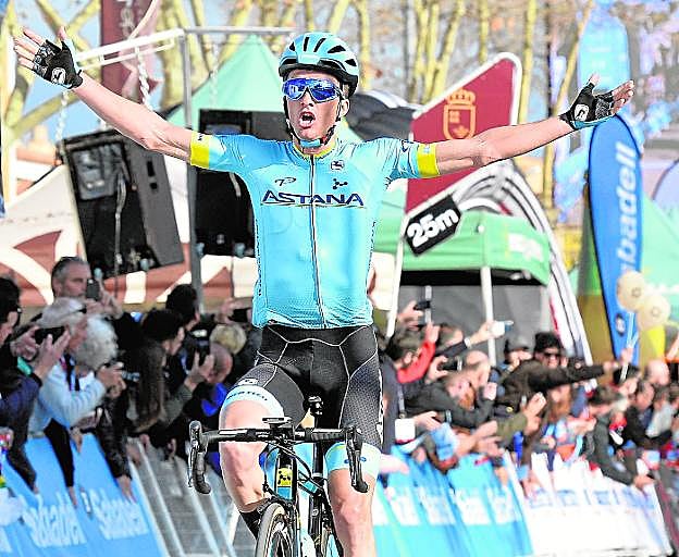 Pello Bilbao se impone en la meta de San Javier, en la primera etapa de la carrera. 