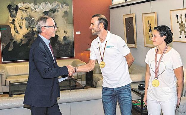El ministro de Cultura y Deporte, José Guirao, saluda a Alejandro Valverde y Ana Carrasco, en la sede del Consejo Superior de Deportes.