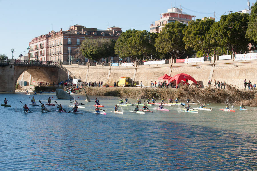 La Regata Ciudad de Murcia rompe su techo con setecientos palistas, barcos dragón y participantes de prestigio.