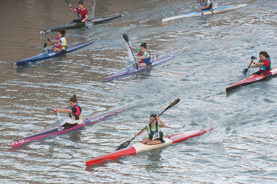 La Regata Ciudad de Murcia rompe su techo con setecientos palistas, barcos dragón y participantes de prestigio.