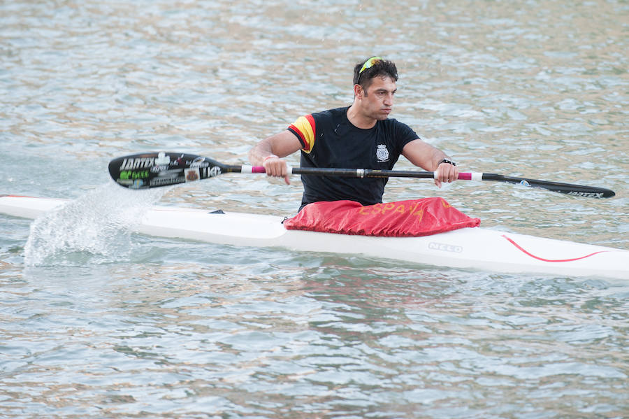 La Regata Ciudad de Murcia rompe su techo con setecientos palistas, barcos dragón y participantes de prestigio.