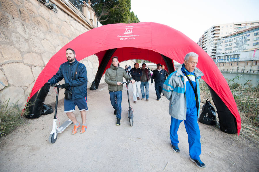 La Regata Ciudad de Murcia rompe su techo con setecientos palistas, barcos dragón y participantes de prestigio.