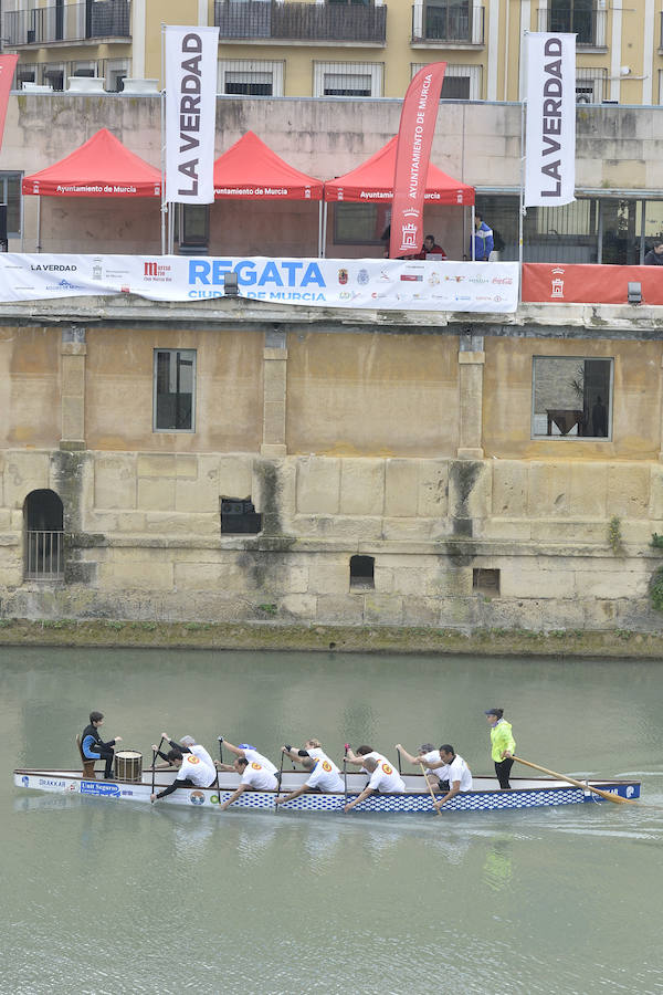 La Regata Ciudad de Murcia rompe su techo con setecientos palistas, barcos dragón y participantes de prestigio.