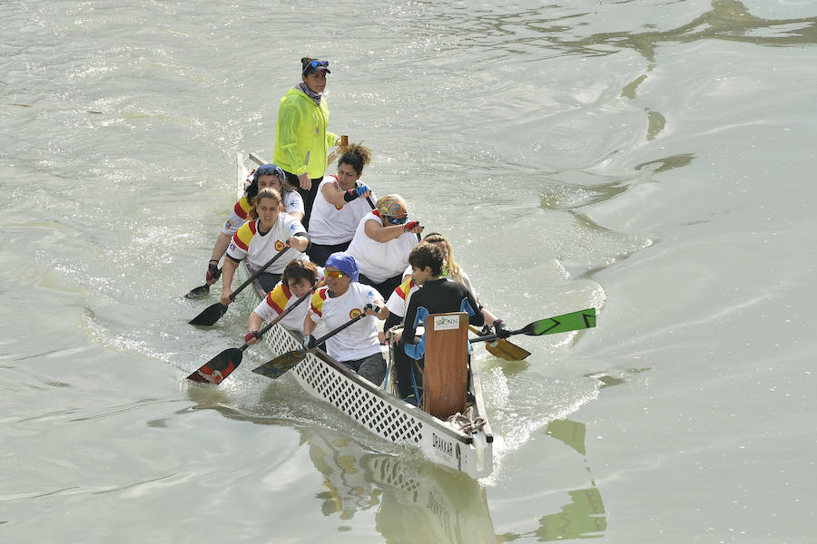 La Regata Ciudad de Murcia rompe su techo con setecientos palistas, barcos dragón y participantes de prestigio.