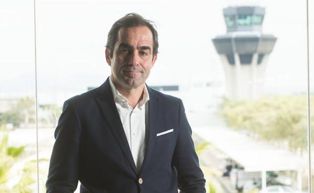 Carlos Muñoz posa en el nuevo aeropuerto de Murcia, con la torre de control al fondo. 