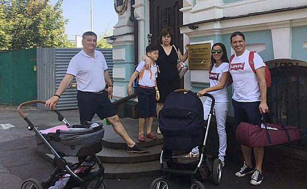 Familias españolas en el consulado de Kiev.