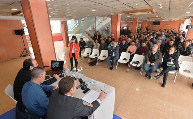 El consejero de Agricultura, Miguel Ángel del Amor, con los jóvenes agricultores y ganaderos que participaron en la jornada 'Soy joven. Soy futuro' en Lorca.