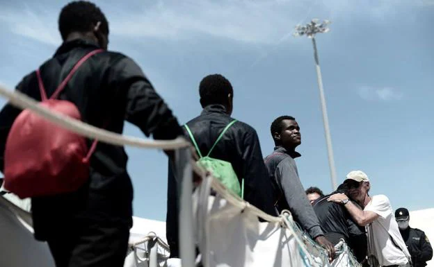 Varios refugiados desembarcan del 'Aquarius' en el puerto de Valencia.