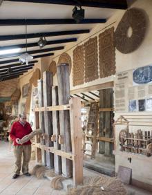Imagen secundaria 2 - Muestra de artesanía en un mercado tradicional de Cartagena. | Trenzado de pleita en una muestra lorquina. | Enseres y herramientas del museo de Cieza.