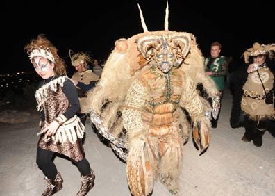 Imagen secundaria 1 - Traje de fibra natural de la Mussona de Águilas.| Procesión con tallas de esparto en Los Cánovas.