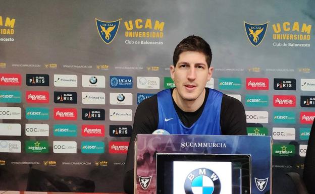 El jugador del UCAM CB, Damjan Rudez, en la rueda de prensa.