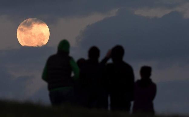 Hoy habrá Luna de Nieve: horario y cómo ver la espectacular Superluna de esta noche