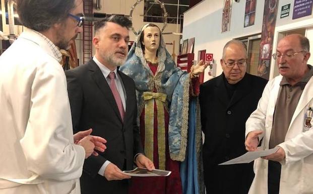 El director general de Bienes Culturales, Juan Antonio Lorca, durante la entrega de la talla de la Virgen de los Dolores de Salzillo de la iglesia de San Miguel de Murcia.