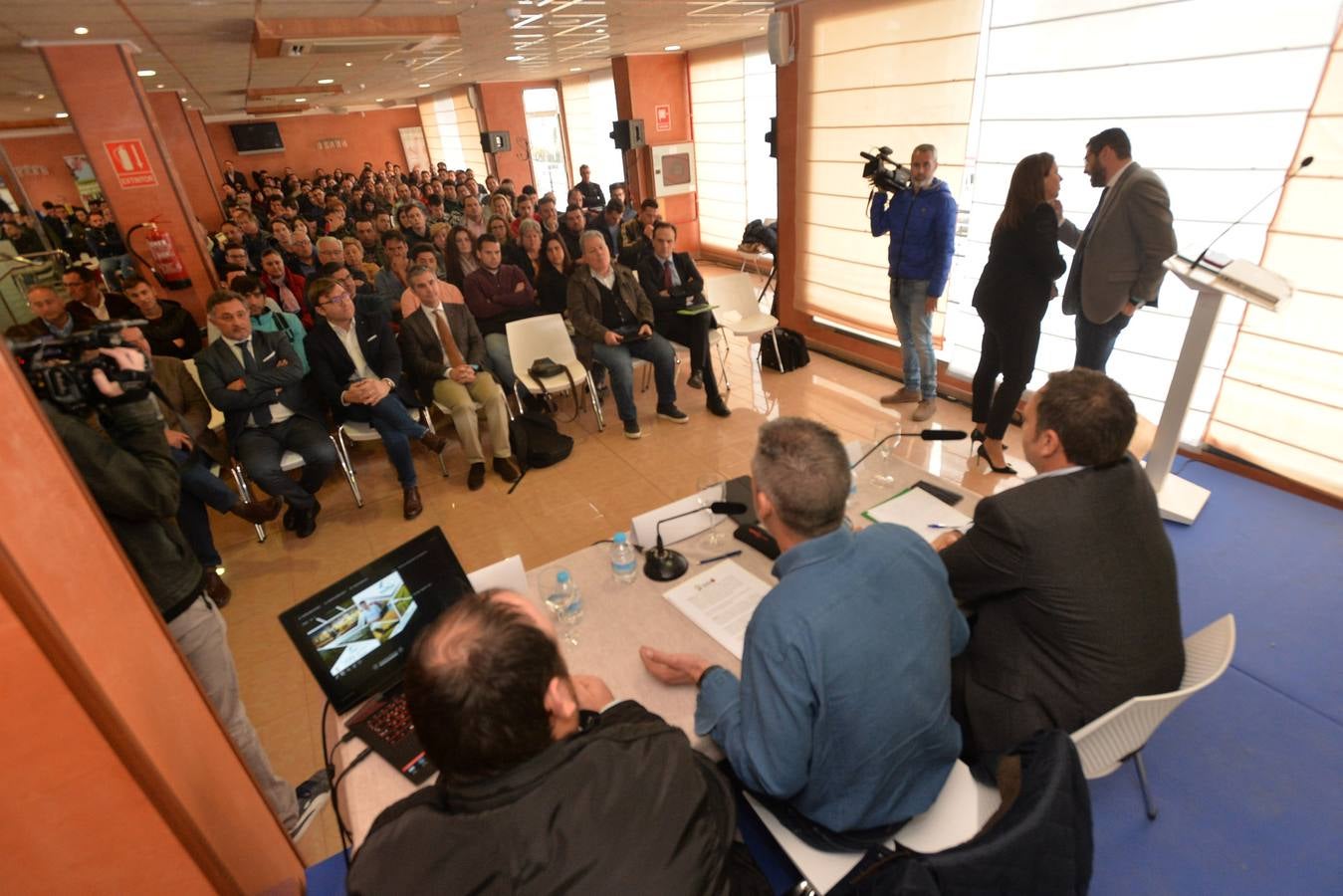 El consejero Del Amor anuncia las subvenciones durante unas jornadas con 400 jóvenes agricultores celebradas en la pedanía de La Hoya