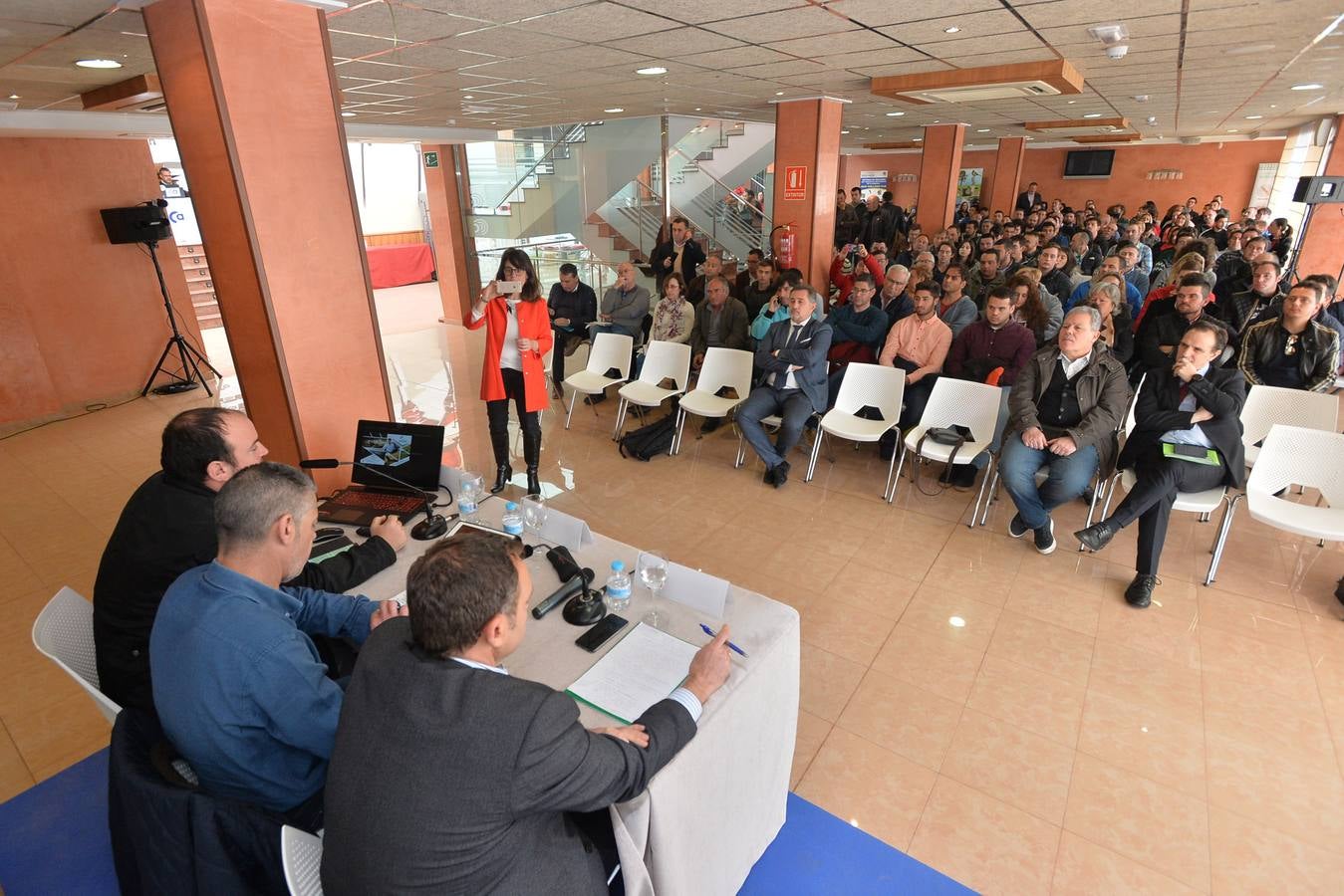 El consejero Del Amor anuncia las subvenciones durante unas jornadas con 400 jóvenes agricultores celebradas en la pedanía de La Hoya