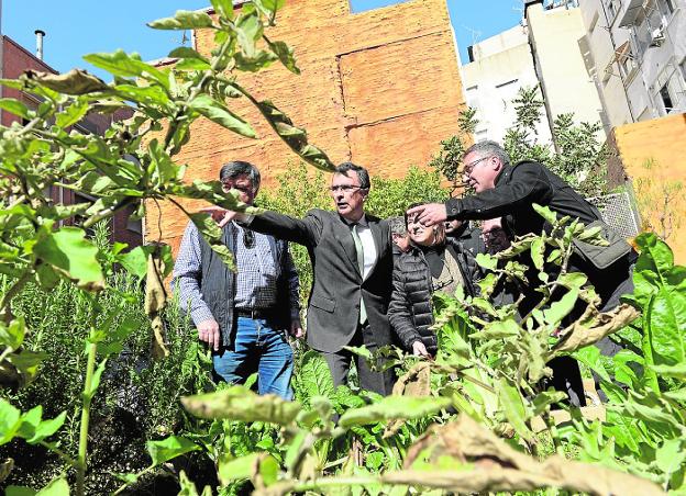 El alcalde, junto a Pepe Leal, de la asociación La Azacaya (i), en el huerto urbano de la calle Paco 