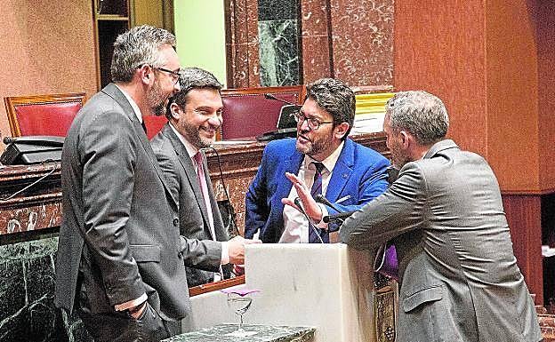 Los cuatro portavoces parlamentarios intercambian impresiones en uno de los últimos plenos del año pasado.