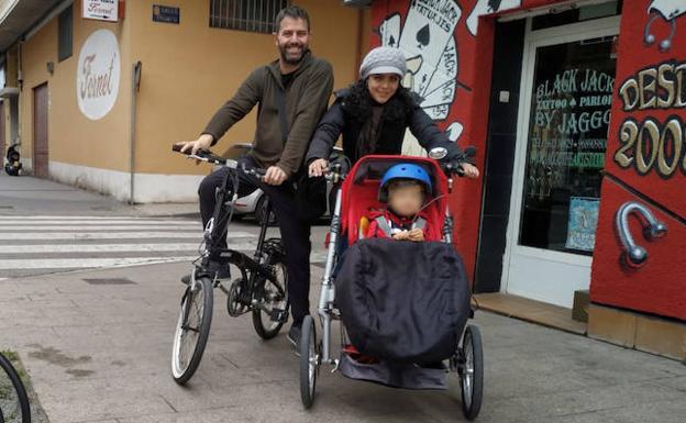 La familia Giménez Laos junto al triciclo con asiento delantero que motivó la multa.