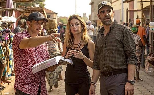 La actriz Anna Castillo (cen.) y el actor Luis Tosar (der.) en el rodaje de la película 'Un mundo prohibido'.