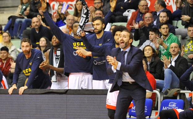 Sito Alonso da instrucciones a sus jugadores desde la banda. 