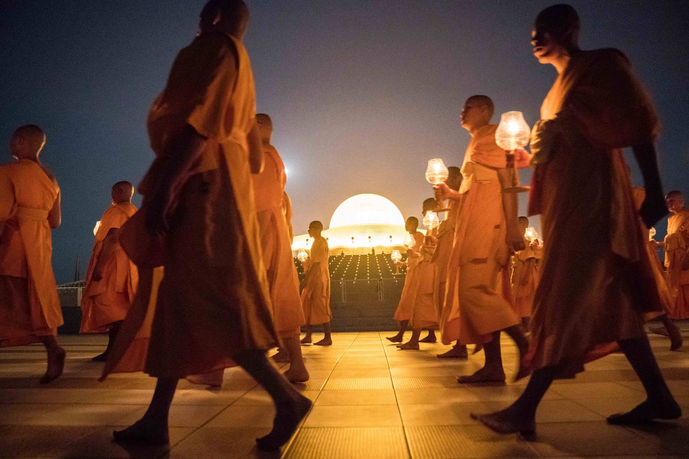Monjes budistas rezan durante una ceremonia que conmemora el día del Magha Puja en el Templo Wat Phra Dhammakaya, en Tailandia. El Magha Puja conmemora el sermón que dio Buda nueve meses después de alcanzar la «iluminación», cuando 1.250 monjes budistas se reunieron espontáneamente para escuchar los principios del budismo. 