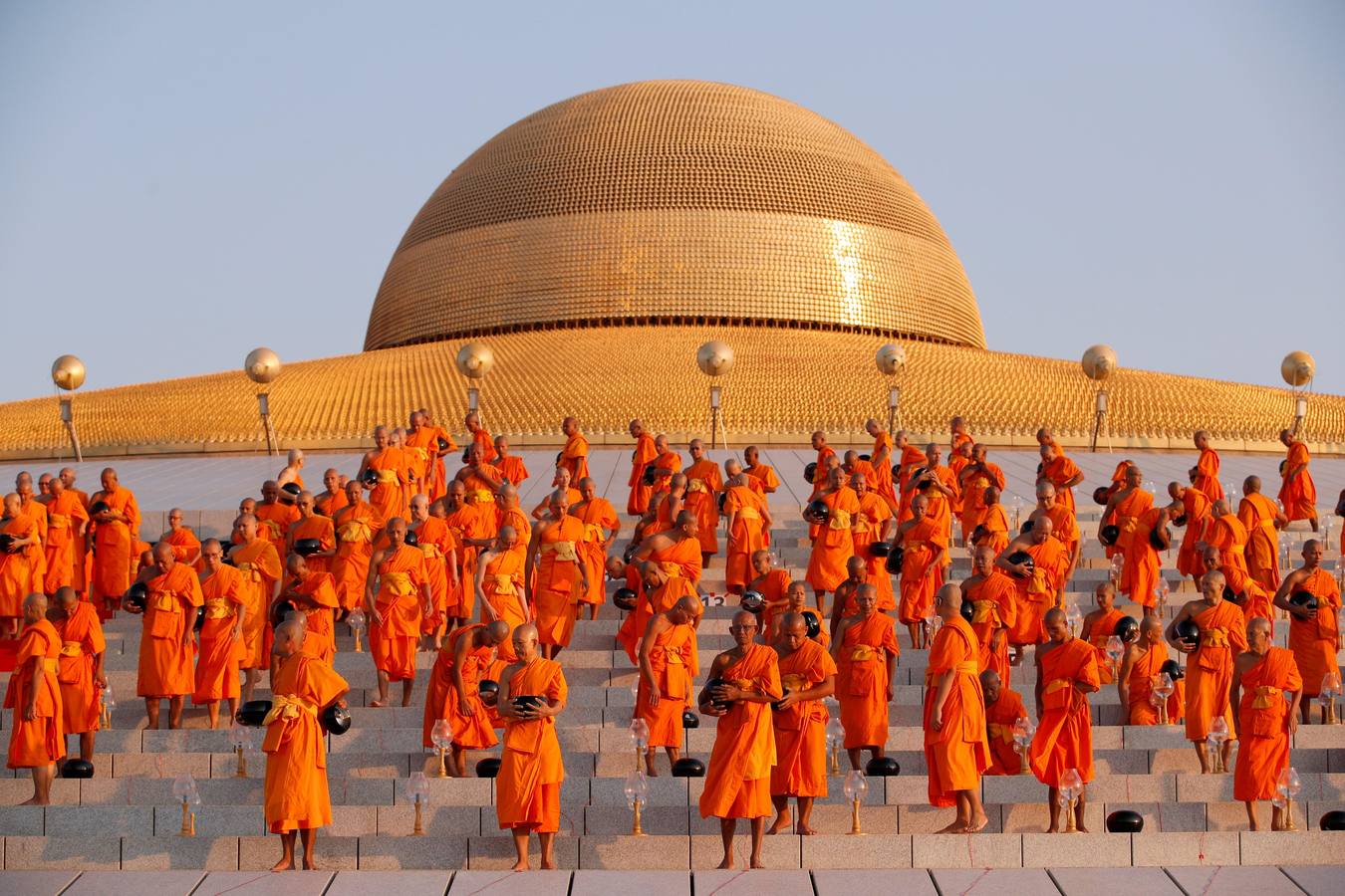 Monjes budistas rezan durante una ceremonia que conmemora el día del Magha Puja en el Templo Wat Phra Dhammakaya, en Tailandia. El Magha Puja conmemora el sermón que dio Buda nueve meses después de alcanzar la «iluminación», cuando 1.250 monjes budistas se reunieron espontáneamente para escuchar los principios del budismo. 