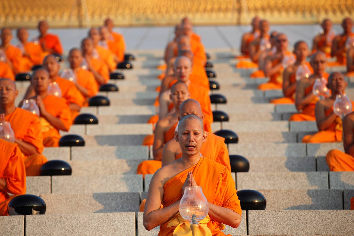 Monjes budistas rezan durante una ceremonia que conmemora el día del Magha Puja en el Templo Wat Phra Dhammakaya, en Tailandia. El Magha Puja conmemora el sermón que dio Buda nueve meses después de alcanzar la «iluminación», cuando 1.250 monjes budistas se reunieron espontáneamente para escuchar los principios del budismo. 