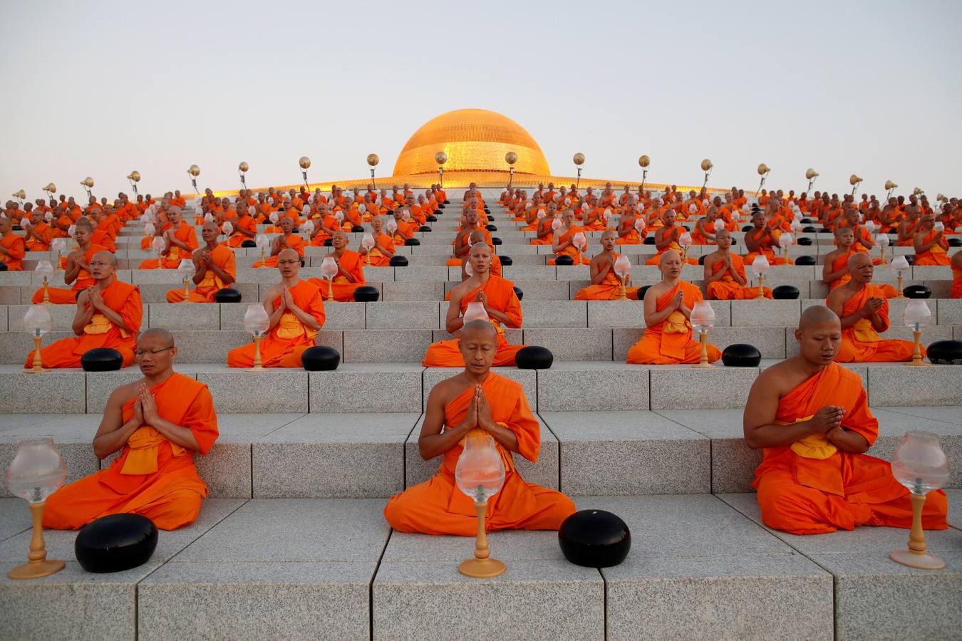 Monjes budistas rezan durante una ceremonia que conmemora el día del Magha Puja en el Templo Wat Phra Dhammakaya, en Tailandia. El Magha Puja conmemora el sermón que dio Buda nueve meses después de alcanzar la «iluminación», cuando 1.250 monjes budistas se reunieron espontáneamente para escuchar los principios del budismo. 