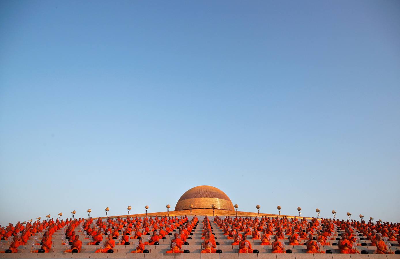 Monjes budistas rezan durante una ceremonia que conmemora el día del Magha Puja en el Templo Wat Phra Dhammakaya, en Tailandia. El Magha Puja conmemora el sermón que dio Buda nueve meses después de alcanzar la «iluminación», cuando 1.250 monjes budistas se reunieron espontáneamente para escuchar los principios del budismo. 